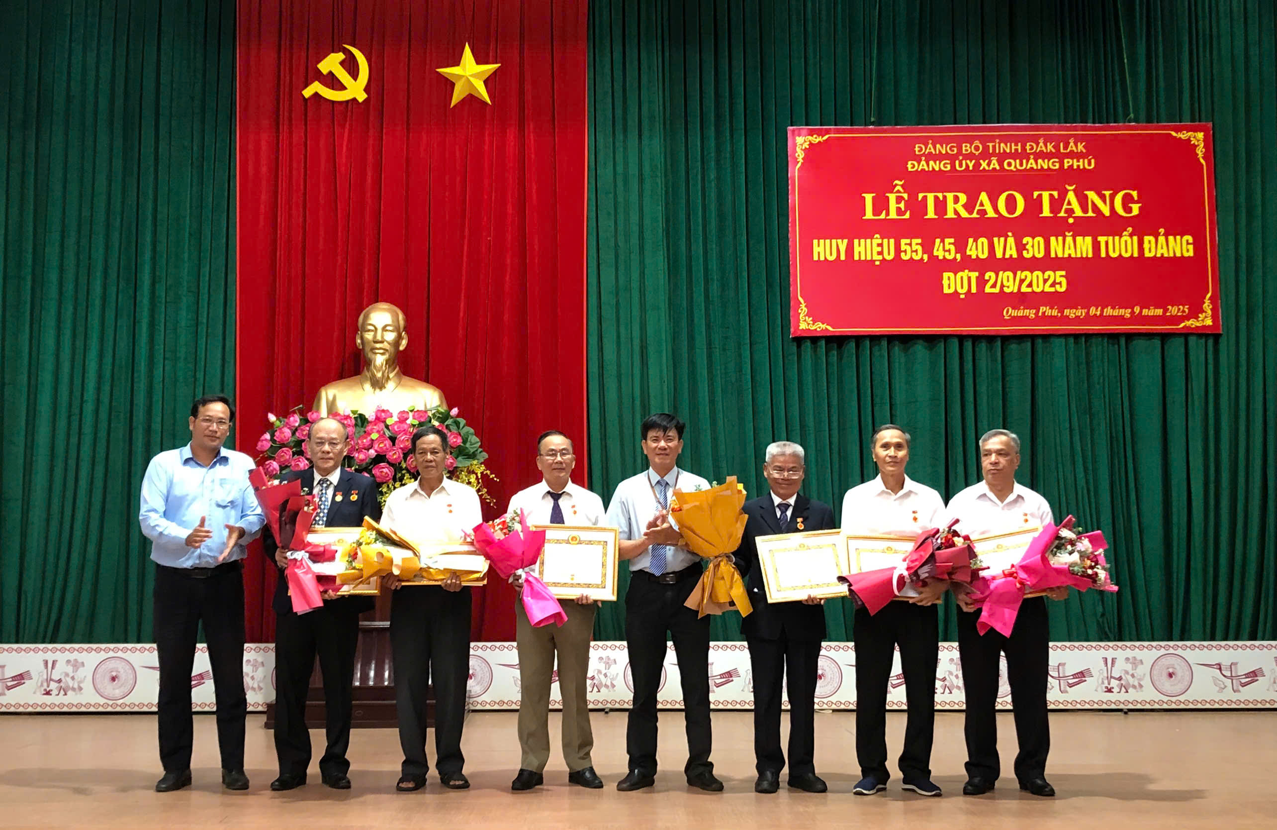 Chủ tịch UBND xã và Chủ tịch UBMTTQ VN xã trao huy hiệu 40 năm tuổi đảng